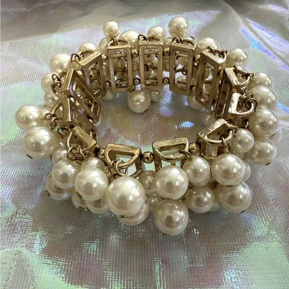 Chunky Elegant Gold and Pearl Cuff Bracelet - NWOT - Picture 2 of 5